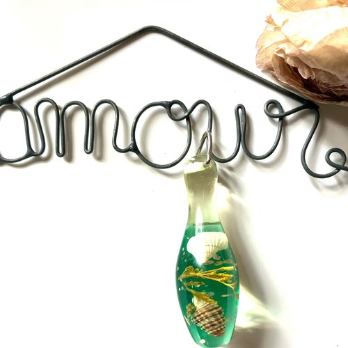 Pendentif bouteille synthétique et décor mer turquoise coquillages