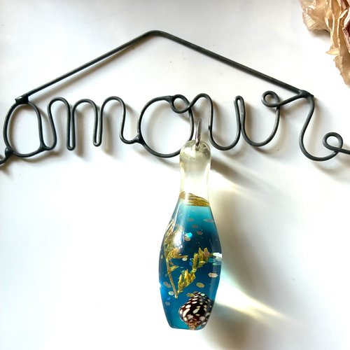 Pendentif bouteille synthétique et décor mer bleu foncé coquillages