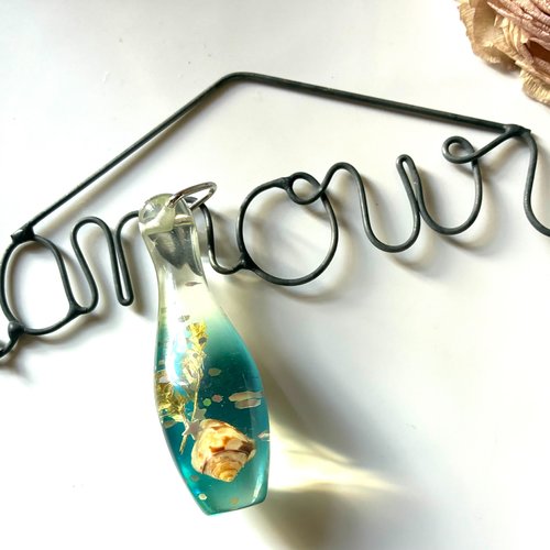 Pendentif bouteille synthétique décor mer turquoise coquillages