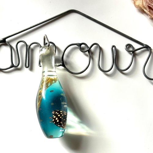 Pendentif bouteille synthétique et décor mer bleu coquillages