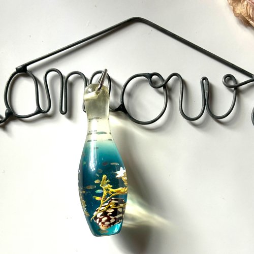 Pendentif bouteille synthétique et décor mer bleu coquillages et algues