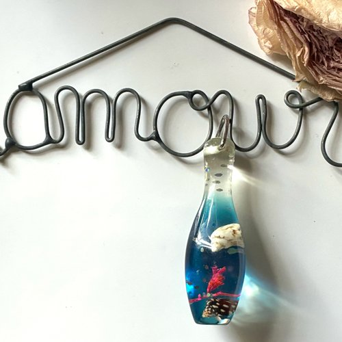 Pendentif bouteille synthétique et décor mer bleu coquillages et algues roses
