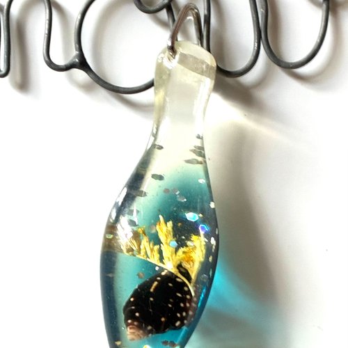 Pendentif bouteille synthétique décor mer turquoise coquillage noir