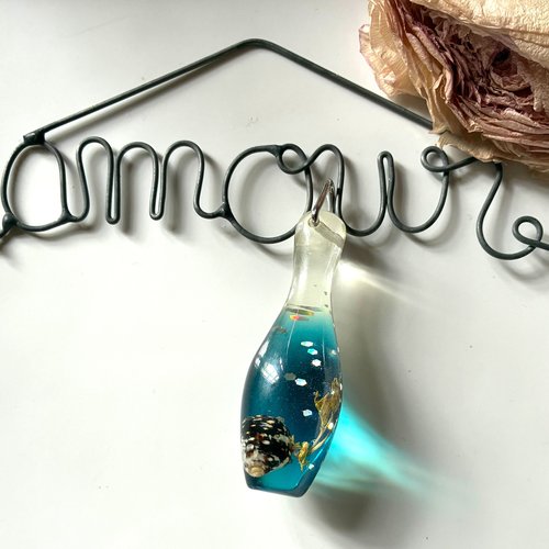 Pendentif bouteille synthétique décor mer turquoise coquillage noir