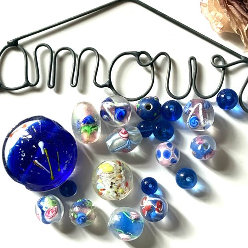 20 perles en verre dans les tons de bleus assortiment