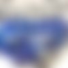 30 perles en verre dans les tons de bleu foncé et blanc assortiment