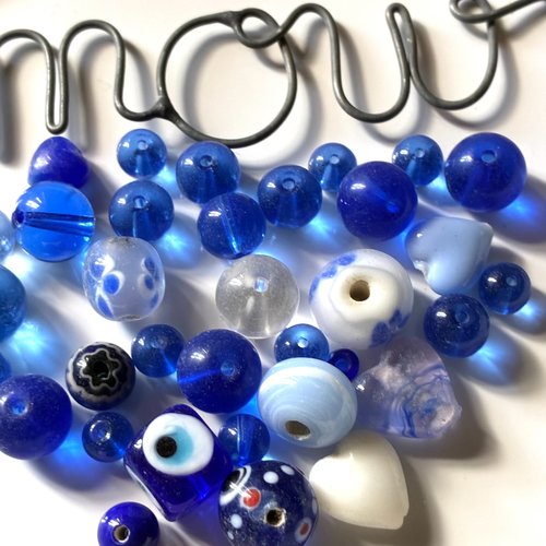 30 perles en verre dans les tons de bleu foncé et blanc assortiment