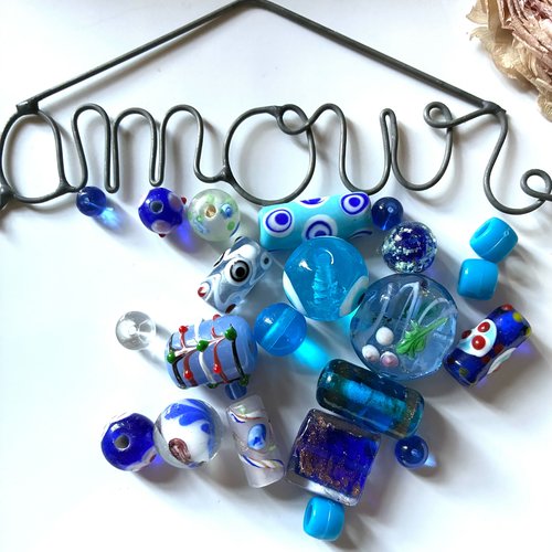 20 perles en verre dans les tons de bleu foncé et blanc assortiment