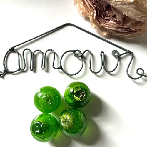 4 perles en verre en vert éclats dorés 18mm