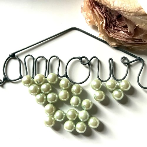 25 perles nacrées en vert clair percées 8mm