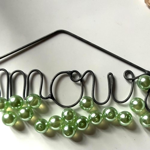 17 perles nacrées en vert clair percées 8mm