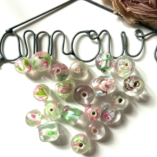 20 perles en verre assortiment en vert transparent et rose