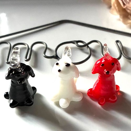 3 perles chiens en noir, rouge et blanc en verre 28x20 mm