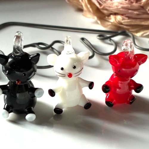 3 perles chats en noir, rouge et blanc en verre 28x20 mm