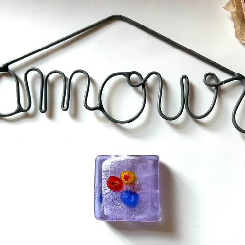 Perle carrée en verre mauve et millefiori