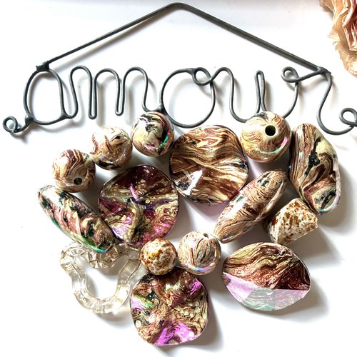 15 perles synthétiques irisées en rose et beige