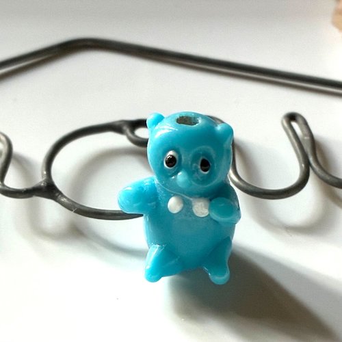 Perle ourson en verre bleu ciel écharpe blanche