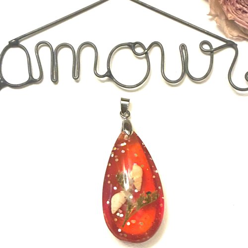 Pendentif goutte synthétique et décor mer rouge coquillages