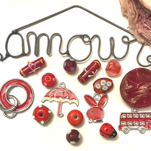 15 perles et breloques émail et verre en rouge