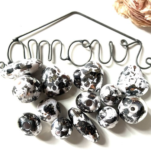 13 perles 5 formes différentes en blanc noir argenté