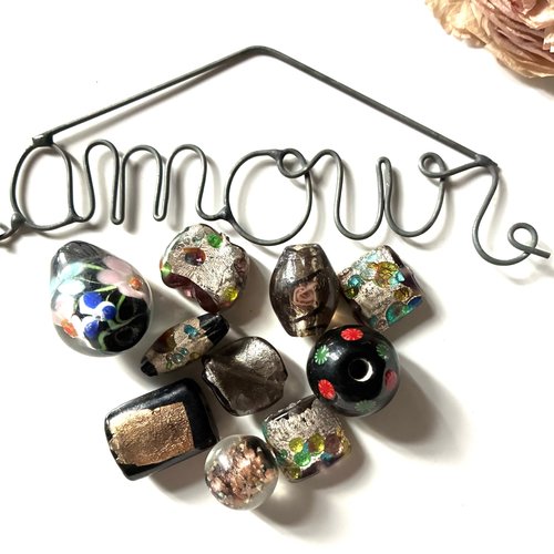 10 perles en verre noir pois et fleurs