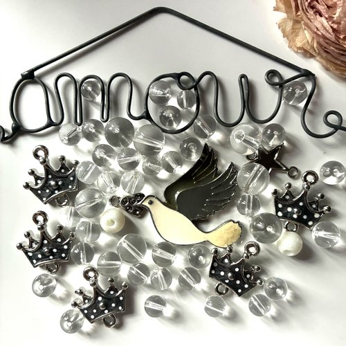 50 perles rondes en verre en transparent et breloques métal