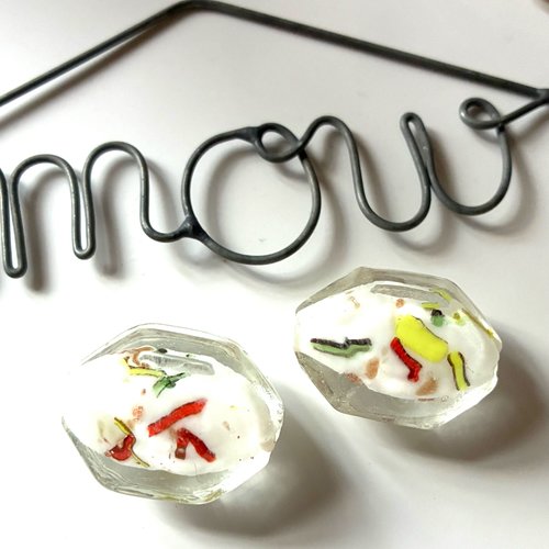 2 perles en verre octogonales en blanc et éclats multicolores