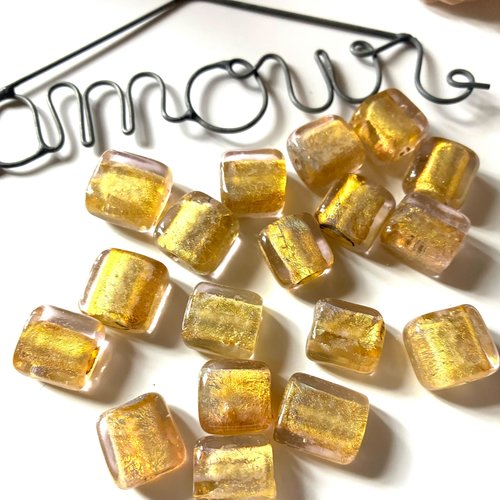 Perles carrées en verre en jaune et rose x18