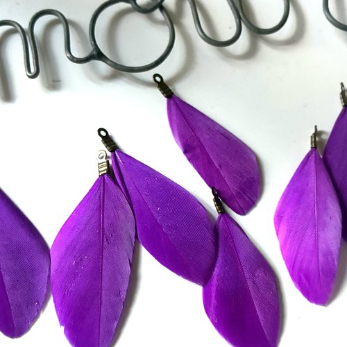 Plume en violet avec accroche bronze petit modèle 3,5cm