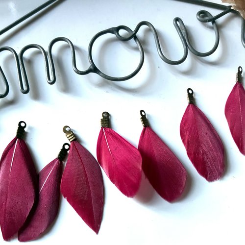 Plume en rouge foncé avec accroche bronze petit modèle 3,5cm