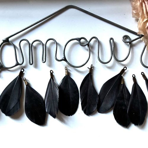 Plume en noir avec accroche bronze petit modèle 3,5cm