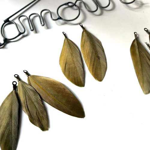 Plume en kaki avec accroche bronze x1 4-5cm