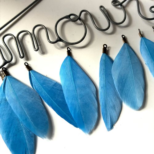 Plume en bleu lavande avec accroche bronze x1 4-5cm