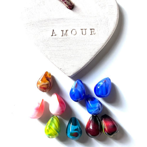 10 perles gouttes en verre couleurs variées facettées à stries