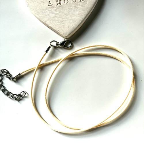 Collier cordon fil de soie en écru 50 cm avec fermoir mousqueton