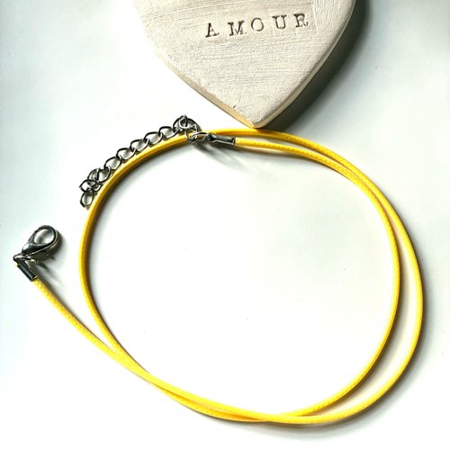Collier cordon fil de soie en jaune 50 cm avec fermoir mousqueton