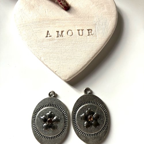 Pendentifs ovales en métal argenté fleurs émail en beige avec strass marron x2