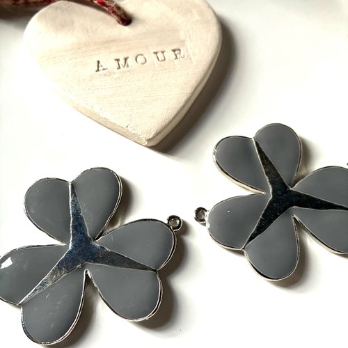 Duo de pendentifs plats en métal et émail fleur grise