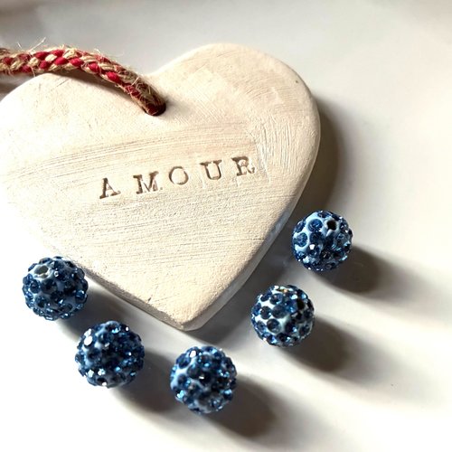 5 perles rondes facettées en cristal bleu