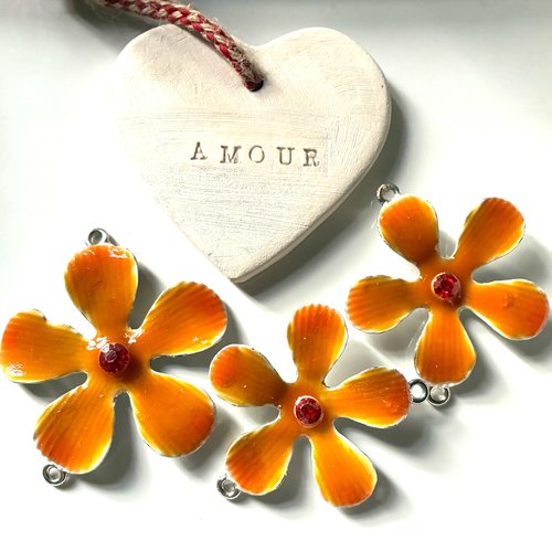 3 fleurs en émail et métal en orange avec piquots 5cm et 4cm