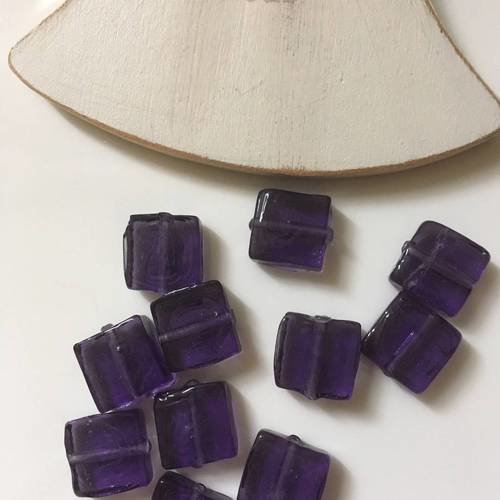 Perles carrées en verre en violet x11