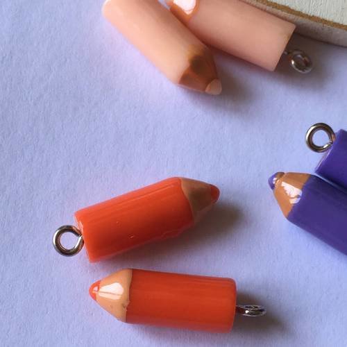 Duo de breloques crayons résine avec piquot en orange foncé