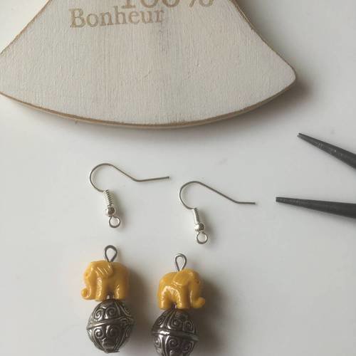 Les kits de sophie - boucles d'oreilles métal argenté perles rondes et éléphant jaune en résine 