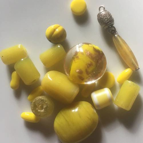 Lot de 18 perles verre, nacre en jaune 