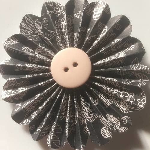 Grande fleur en papier plissée en noir et blanc et son bouton beige 