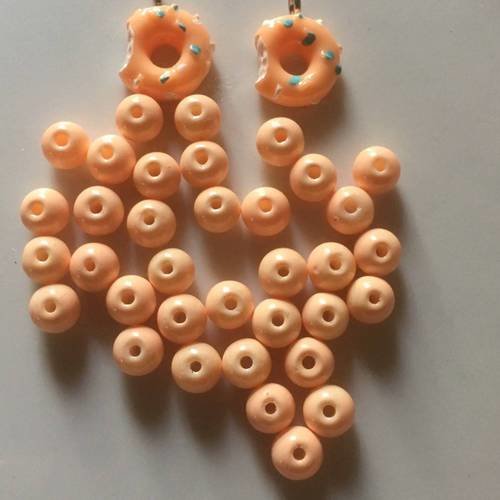 Lot de 35 mini perles rondes saumon 5 mm + 2 pendentifs donuts offerts 