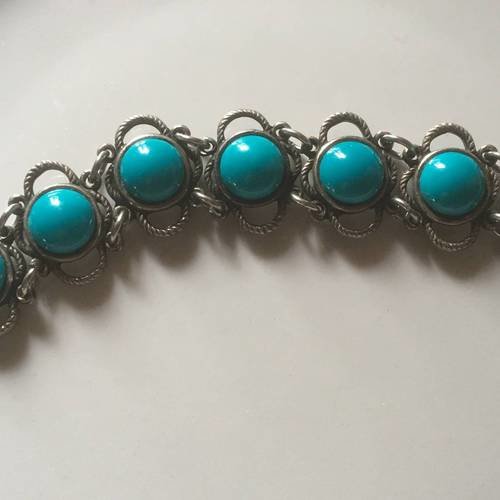 Bracelet en métal argenté et cabochons en turquoise 