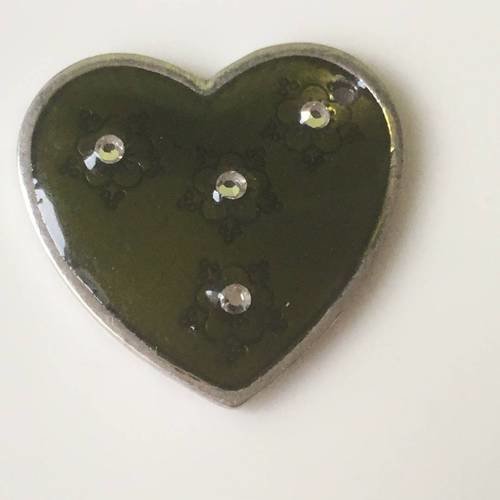 Pendentif coeur percé résine vert olive 