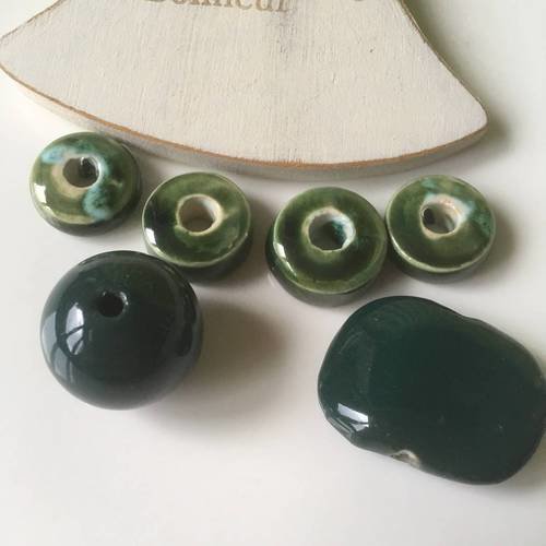Lot de 6 perles en céramique vert foncé trois formes 