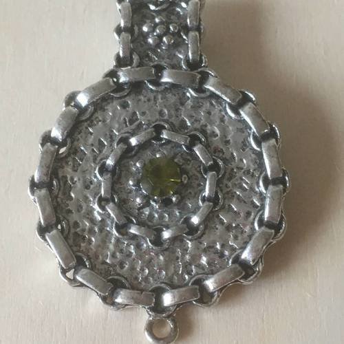 Pendentif rond en métal argenté avec cabochon cristal vert 